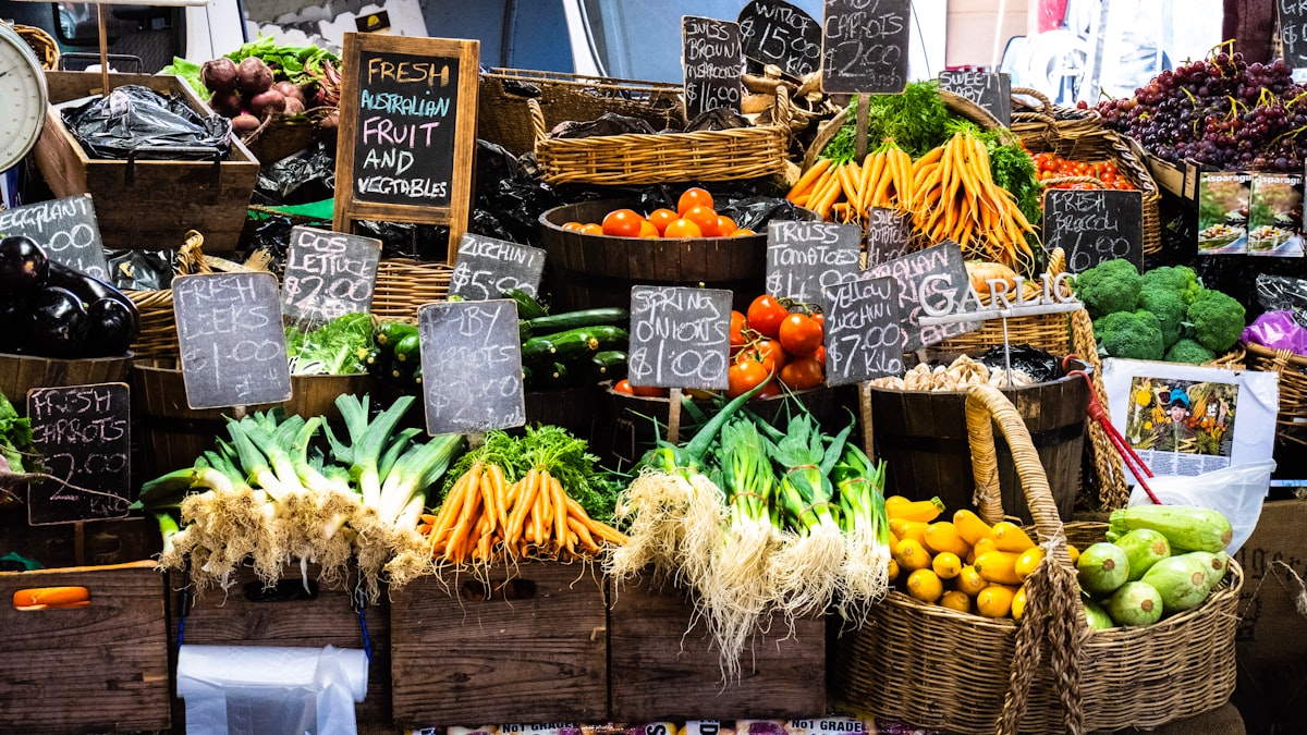 Plato colorido con vegetales frescos de temporada