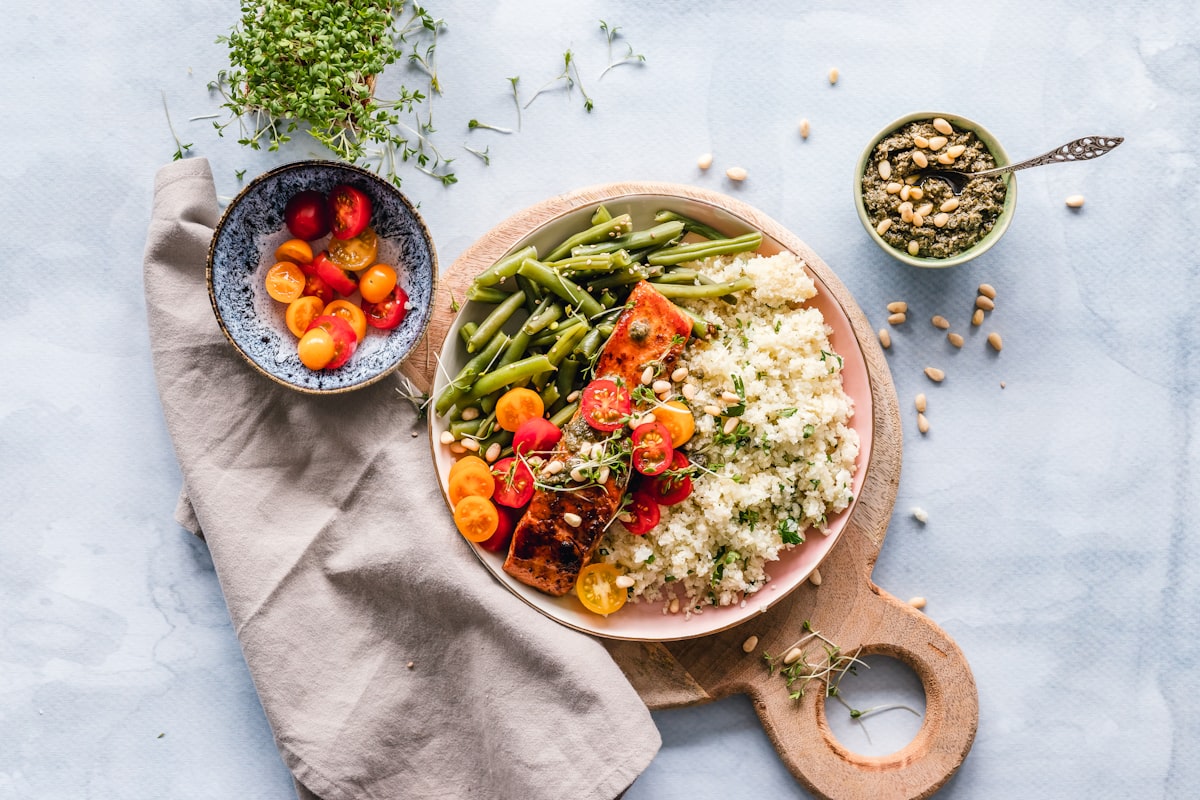 Bol nutritivo con cereales integrales y frutas